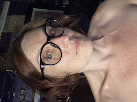Cumshotti presents: Outtake of fannying around whilst under the weather and getting ready to have a pussy play