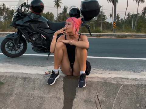Cumshotti presents: Motorbike girlfriend peeing on the roadside